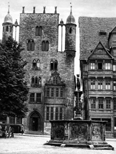 Hildesheim, das Tempelhaus (auch:
                      Templerhaus) am Marktplatz mit dem Rolandsbrunnen
                      davor, um 1930