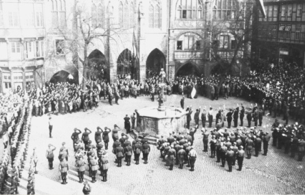 Hissen der Hakenkreuzfahne auf dem
                          Marktplatz mit Hitlergruss rund um den
                          Rolandsbrunnen, 8. Mrz 1933