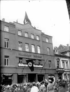 Hildesheim: Das Gebude des Hildesheimer
                        Volksblatts wird zum Haus des Hildesheimer
                        Beobachters, mit Hakenkreuzfahne an der Fassade,
                        19. April 1933