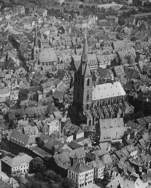 Andreaskirche mit der Altstadt von Hildesheim,
                Luftbild von 1930 ca., da wird jetzt die Stadt
                vernichtet, und die Rstungsbetriebe ausserhalb der
                Stadt bekommen an diesem Tag keine einzige Bombe ab.
                Irgendwie stimmt da was nicht in der Kriegstaktik der
                Alliierten...