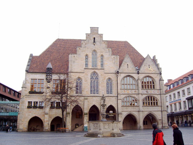Hildesheim, Rathaus mit Rolandsbrunnen
                            im Jahre 2008. Der Glockenturm von vor 1945
                            ist nicht mehr da.