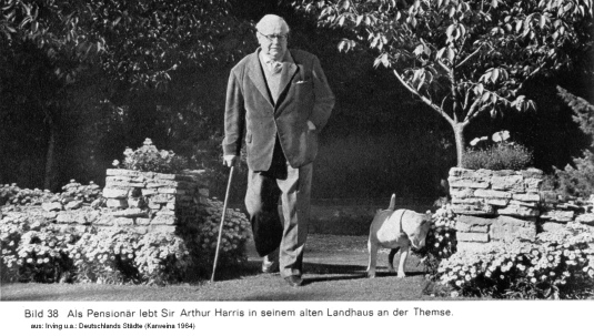 Bild 38, Sir Arthur Harris, der Massenmrder im
                Jahre 1961 am Stock und mit einem Kampfhund