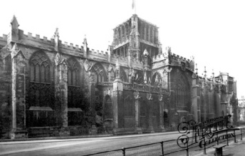 Bristol, Seitenansicht der Kathedrale mit
                        der Lngsfassade am College Green, 1920 ca.
                        [18]