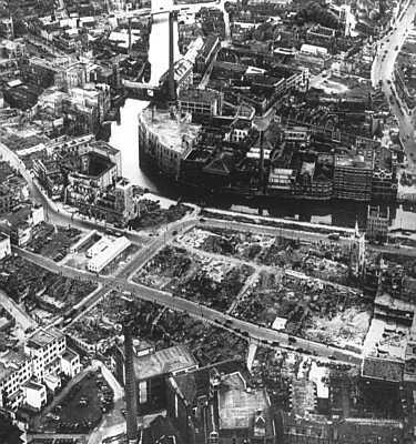 Stadtzentrum
                      "Bristol Brcke" ("Bristol
                      bridge") 1946 ca., ganze Huserblocks sind
                      nur noch leere Felder [35]