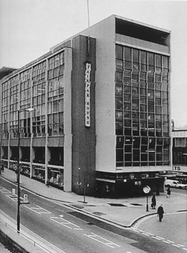 Bristol, das Fairfax-Hotel von 1970.
              Dieses geschmacklose Resultat fr eine Innenstadt konnte
              kaum den Charme einer Altstadt ersetzen und wurde 1988
              schon wieder abgerissen, um einer neuen Einkaufspassage
              Platz zu machen... [28]