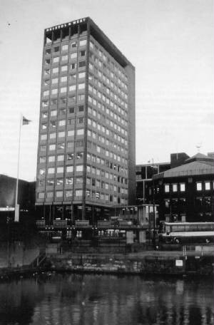 Bristol in den 1990er Jahren, das
              hssliche Hauptquartier der Bristol & West Building
              Society am Broad Quay aus den 1960er Jahren steht immer
              noch
