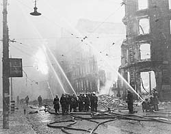 23.
                      Dezember 1940 ca., die löschende Feuerwehr im
                      brennenden Manchester [3]