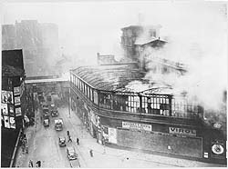 Manchester, brennende Exchange Station am
                      24.12.1940 ca. [3]