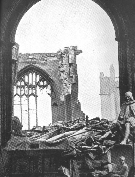 Weihnachten 1940, die Kathedrale von
                      Manchester in Ruinen, und eine Rauchwolke im
                      Hintergrund, das Produkt des Feuersturms, den die
                      deutschen Nazis schon 1940 angerichtet haben [5]