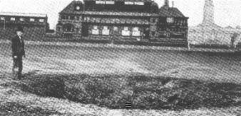 Bei den
                      Bombardierungen wurde das Fussballstadion
                      "Old Trafford" getroffen, und es
                      entstanden auch Bombenkrater im Rasen [5]