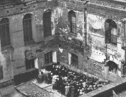 In den Ruinen der
                        Kathedrale von Manchester wurde weiterhin
                        Gottesdienst abgehalten, 1941 ca. [5]