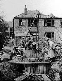 Eine deutsche Bombe wird aus Garten
              gehoben, 1946 ca. [3]