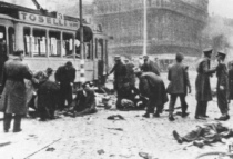 Antwerpen, 27.
November 1944, Teniers Plaats: Leichen und
Überlebende bei einem Tram ohne Fenster nach
einem Einschlag einer A4 (V2)-Rakete Antwerpen, 27. November 1944, Teniers
Plaats: Leichen und Überlebende bei einem
Tram ohne Fenster nach einem Einschlag einer
A4 (V2)-Rakete