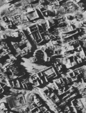 Frankfurt am
Main, die Häuser nach dem Feuerorkan vom 22.
März 1944 stehen wie offene Schachteln da Frankfurt am Main, die Häuser nach dem
Feuerorkan vom 22. März 1944 stehen wie
offene Schachteln da