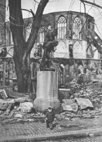 Hildesheim, das Huckup-Denkmal steht
vor den Ruinen der Andreaskirche nach dem
Feuersturm vom 22. März 1945 Hildesheim, das Huckup-Denkmal steht
vor den Ruinen der Andreaskirche nach dem
Feuersturm vom 22. März 1945