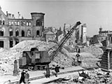 Mainz in
Ruinen 1945, die Fassade der Post und
Trümmerbahngeleise Mainz in Ruinen 1945, die Fassade der
Post und Trümmerbahngeleise