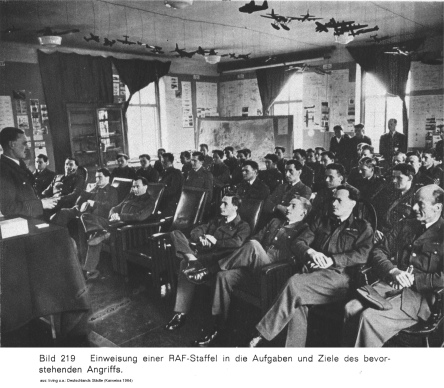 Bild 219: Einweisung einer RAF-Staffel in die
                      Aufgaben und Ziele des bevorstehenden Angriffs