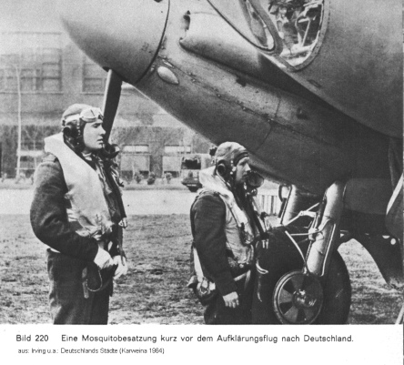 Bild 220: Eine Besatzung einer Mosquito kurz
                      vor dem Aufklrungsflug nach Deutschland