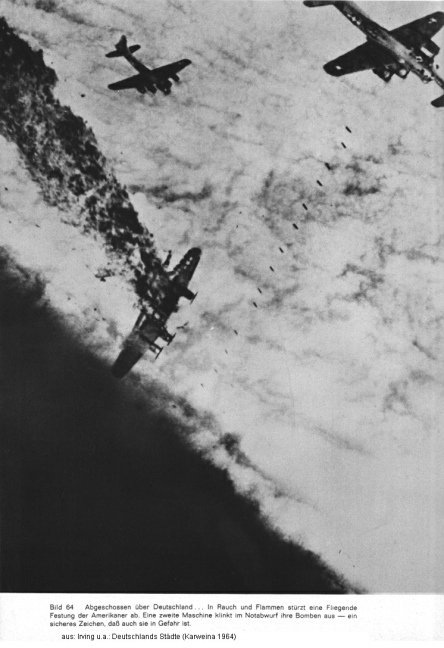 Bild 64: Ein Bomber ist abgeschossen, ein
                      zweiter lsst seine Bomben fallen