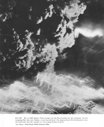 Bild 230: Die Rauchwolken einer
                                brennenden Stadt gehen bis 5000 m hoch