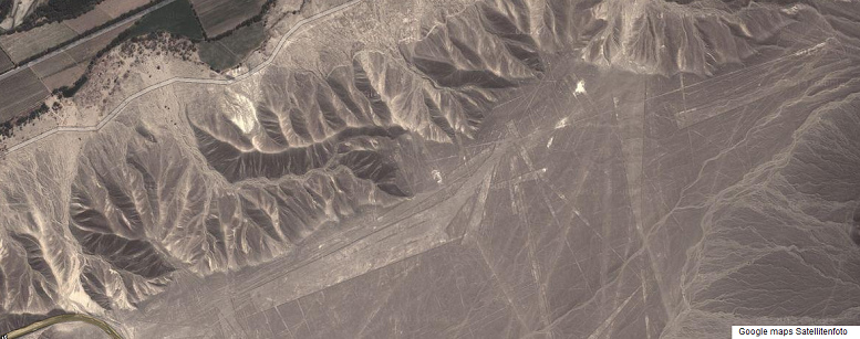 Pisten in der Nasca-Ebene,
                        Satellitenfoto von google maps 02