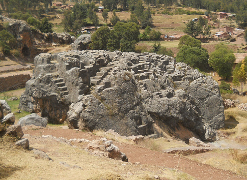 Der Treppenstein "Chinchana
                          grande", ein Findling so gross wie ein
                          vierst�ckiges Haus, Nahaufnahme