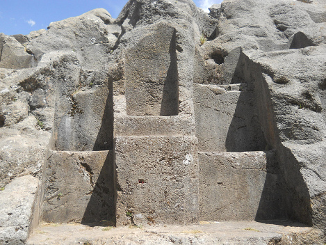 Der Dreifach-Thron an der R�ckseite des
                          Treppensteins "Chinchana grande"
