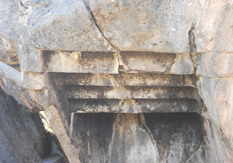 Steinbruch 02, grosser Stein mit einer
                          umgekehrten Treppe, Nahaufnahme
