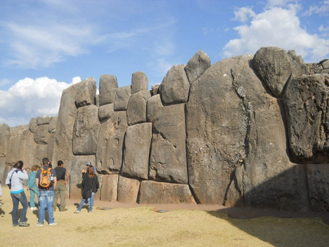 Gigasteine in der Festung Sacsayhuam�n bei
                        Cusco mit Gr�ssenvergleich