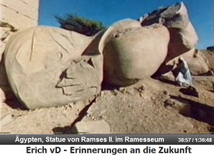 Die Statue von Ramses II. liegt zerbrochen da
                  (Stand 1968)