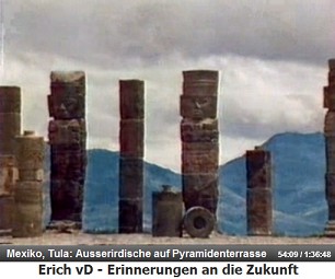 Mexiko, Tula: Statuen von Ausserirdischen auf
                  einer Pyramidenterrasse, Nahaufnahme 01
