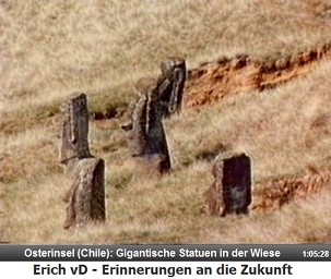 Chile, Osterinsel, gigantische Statuen aus
                  Vulkangestein (Basalt) in einer Wiese 01
