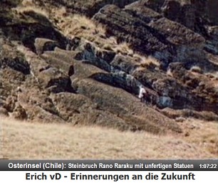 Chile, Osterinsel: Im Steinbruch des Vulkans Rano
                  Raraku liegen noch unfertige Statuen 03, mit einem
                  erwachsenen Spazierg�nger in Weiss auf der Statue