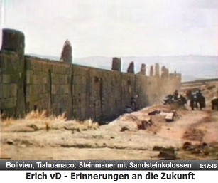 Bolivien, Tiahuanaco: Mauer mit Sandsteinkolossen
                  dazwischen