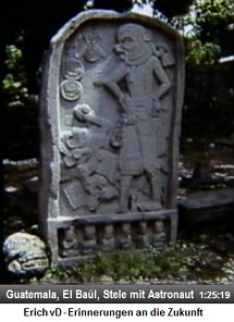 Guatemala, El Ba�l: Die Stele mit einem
                  Astronauten