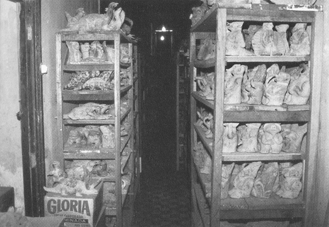 Steinemuseum in Ica, Holzgestelle mit
                          Figuren