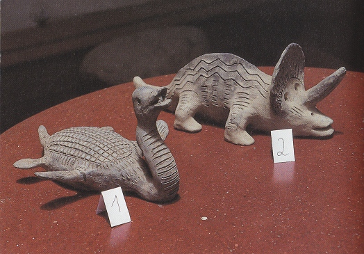Ica-Museum,
                          Figuren einer Schildkr�ten-Ente und eines
                          Einhorn-Sauriers
