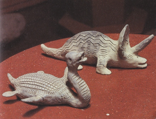Ica-Museum,
                          Figuren einer Schildkr�ten-Ente und eines
                          Einhorn-Sauriers, Nahaufnahme