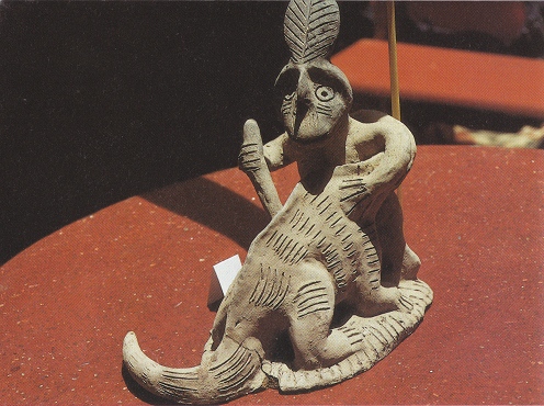 Ica-Museum,
                          Darstellung eines Kampfes eines Gottes mit
                          einem Saurier