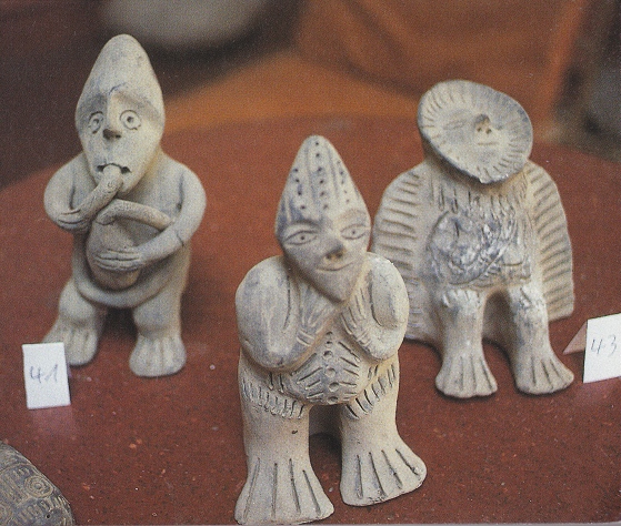 Ica-Museum, Figur
                          des Dudelsackspielers und zwei weitere
                          M�nnchen