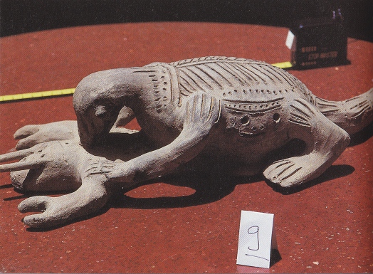 Ica-Museum, Figur
                          eines Tiers, das am Baum pickt