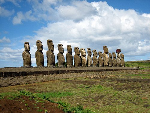 Estatuas gigantes en fila
                                        en laisla de Pascua en Chile