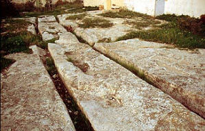 Railes rectos en
                                            lapiedra en Malta