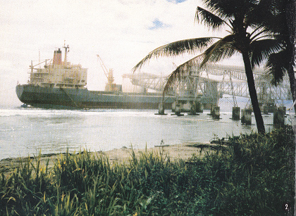 Tarawa, un barco de
                      fosfato en el puerto de la isla de Betio