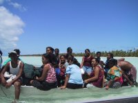 Camino
                      de la escuela en un barco en el atol�n de Abaiang