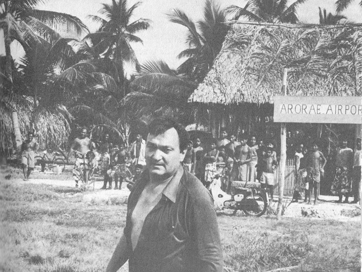 Isla de Arorae, Erich von D�niken al
              aeropuerto de la isla Arorae