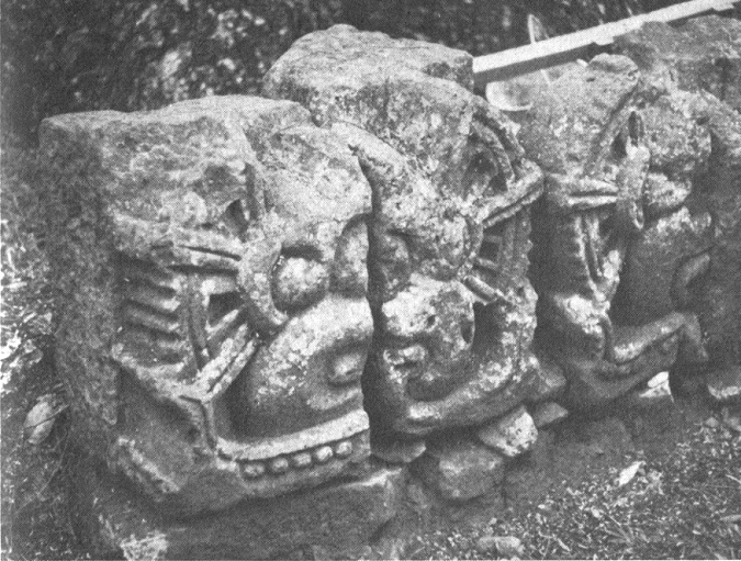 Cop�n en Honduras,
                      escultura con ruedas dentadas de los mayas