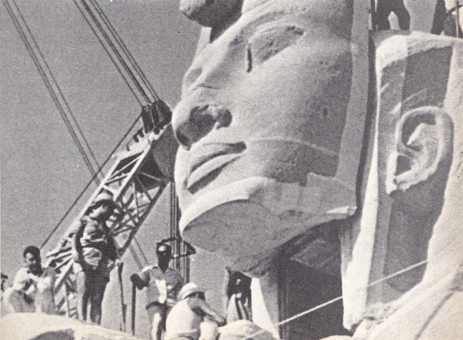 Templo Ramses II, cara transportada con
grúa al fondo en 1964 Templo Ramses II,
cara transportada con grúa al fondo en 1964