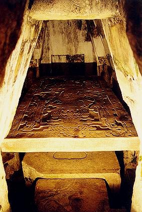 La losa
sepulcral y el sarcófago en el templo de las
inscripciones en Palenque La losa sepulcral
y el sarcófago en el templo de las
inscripciones en Palenque