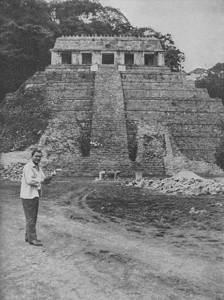 México,
Däniken con el templo de inscripciones en
Palenque México, Däniken con el templo de
inscripciones en Palenque
